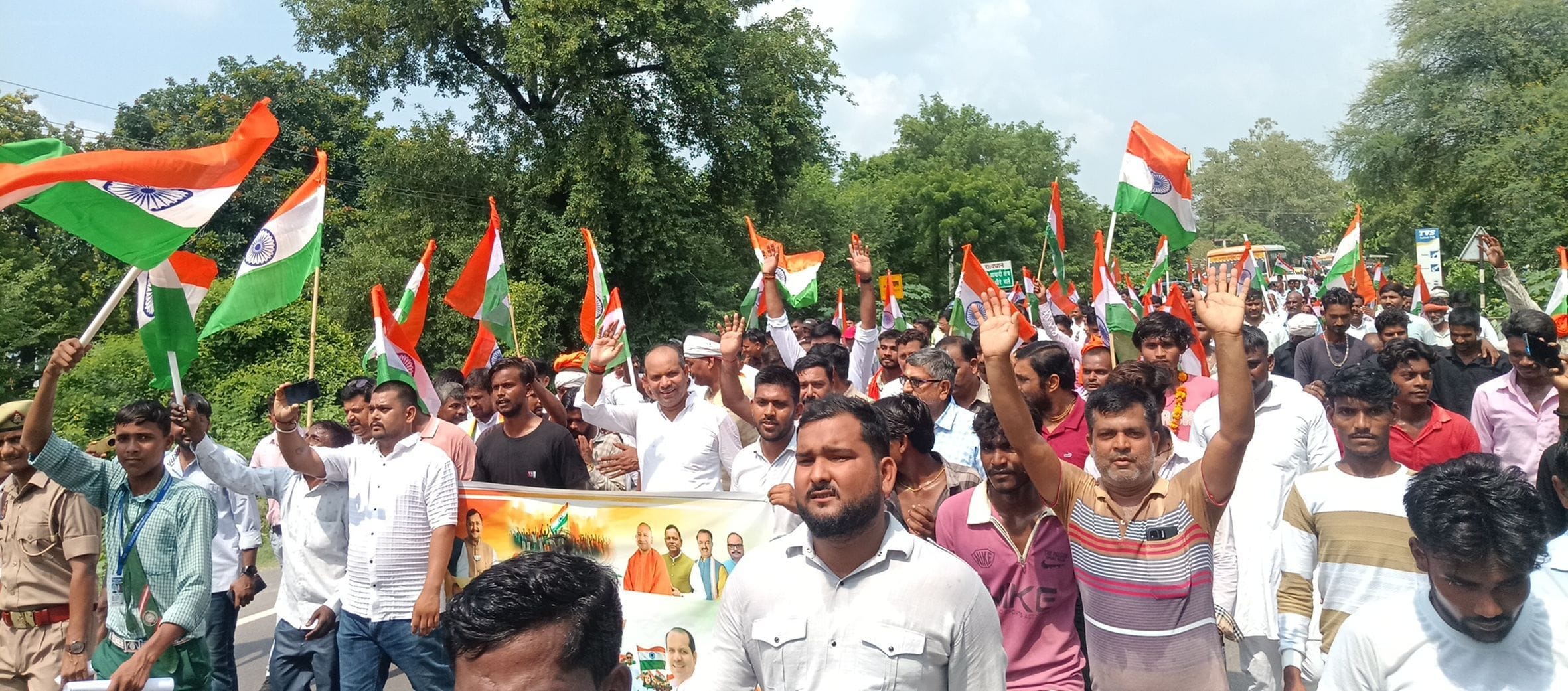 डीह कस्बा में तिरंगा यात्रा निकालते जिला सहकारी बैंक के अध्यक्ष विवेक विक्रम सिंह और साथ में भा