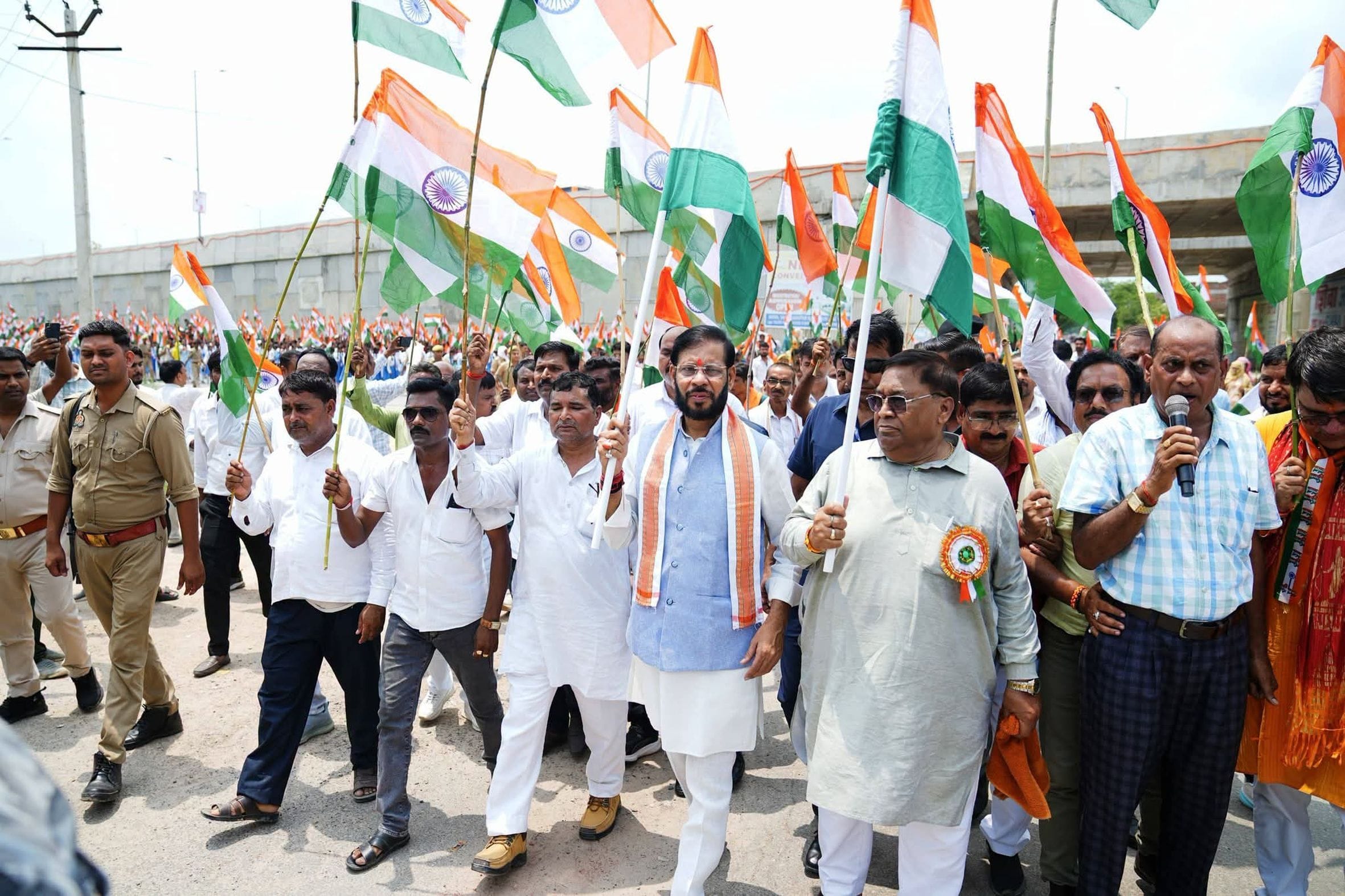 डीह कस्बा में तिरंगा यात्रा निकालते जिला सहकारी बैंक के अध्यक्ष विवेक विक्रम सिंह और साथ में भा
