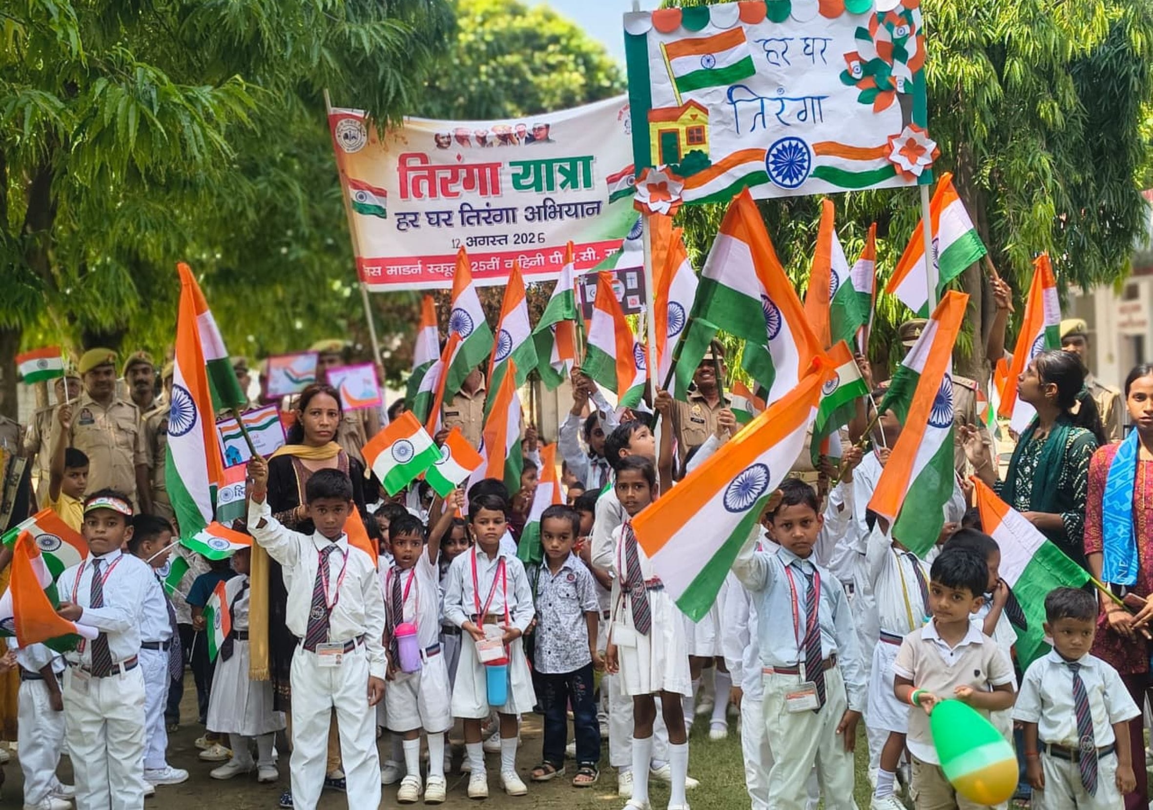 डीह कस्बा में तिरंगा यात्रा निकालते जिला सहकारी बैंक के अध्यक्ष विवेक विक्रम सिंह और साथ में भा