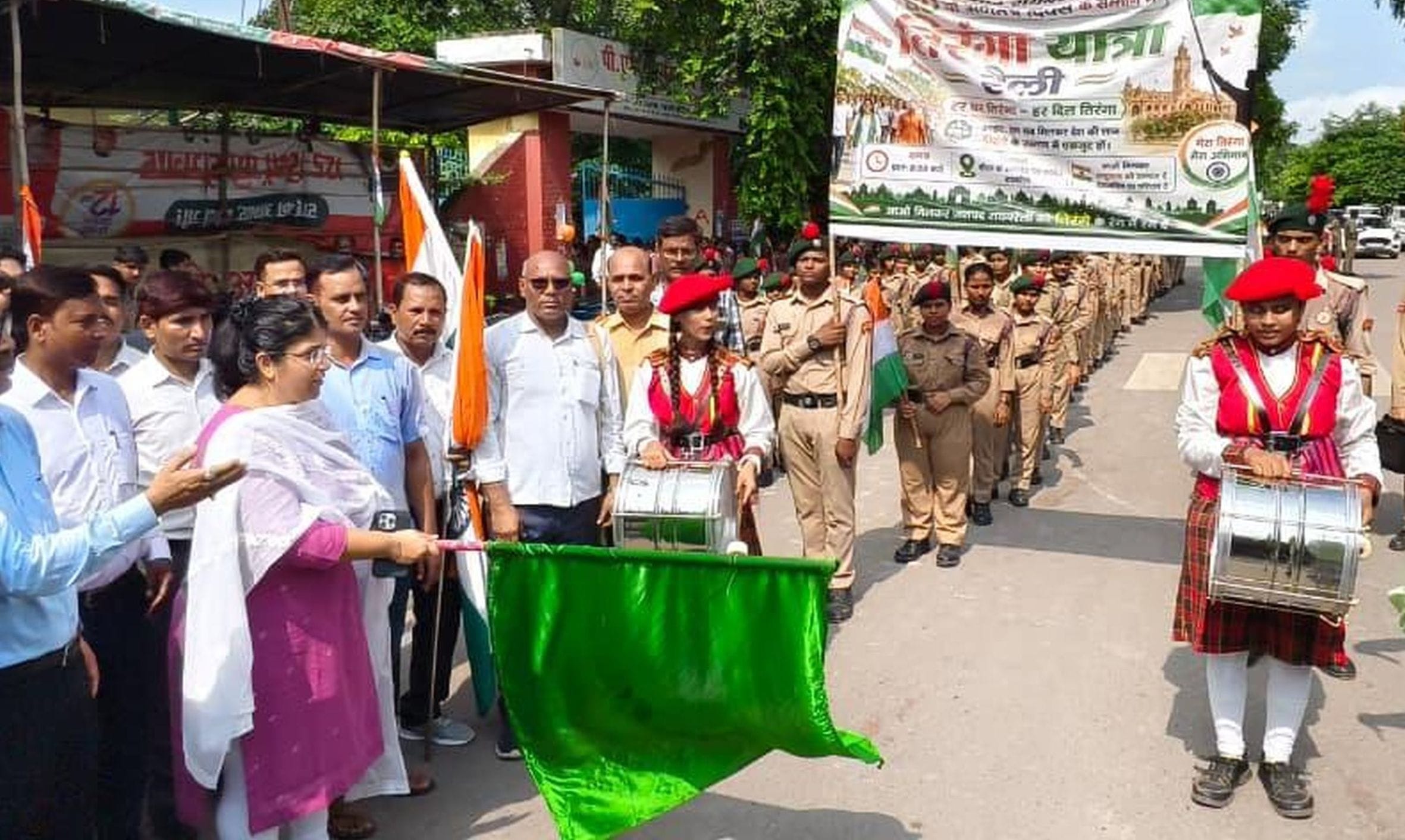 डीह कस्बा में तिरंगा यात्रा निकालते जिला सहकारी बैंक के अध्यक्ष विवेक विक्रम सिंह और साथ में भा