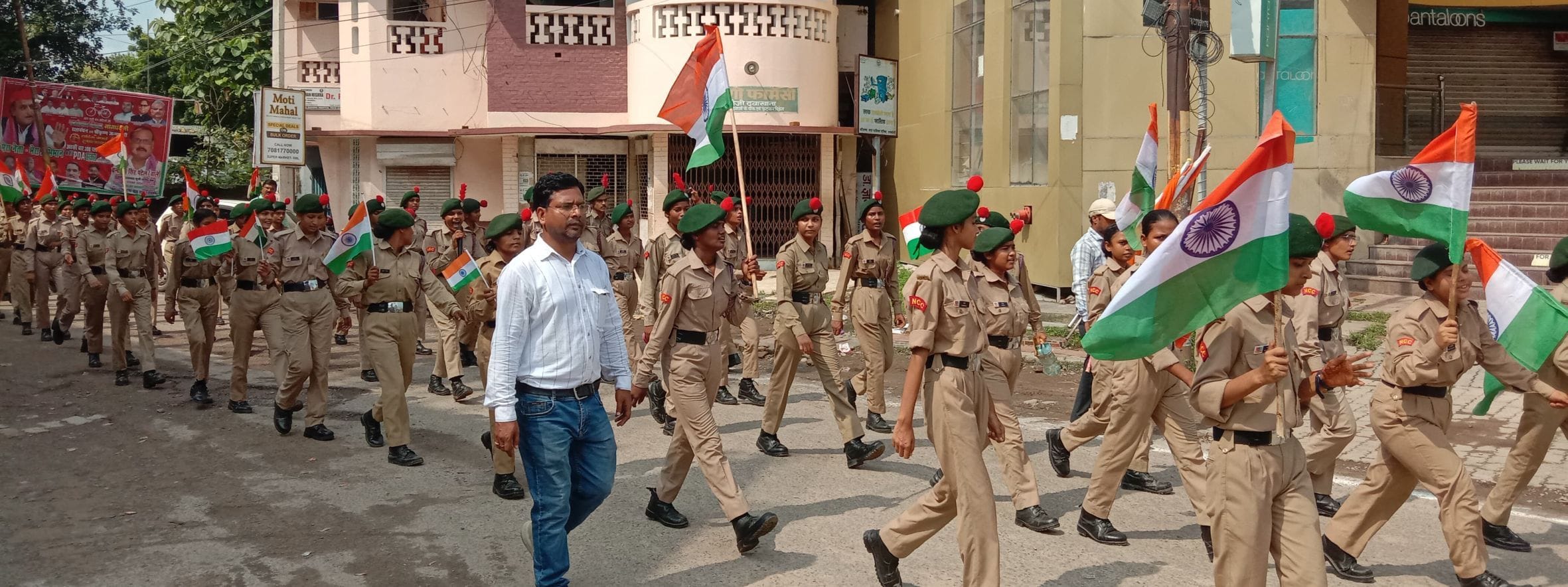 डीह कस्बा में तिरंगा यात्रा निकालते जिला सहकारी बैंक के अध्यक्ष विवेक विक्रम सिंह और साथ में भा