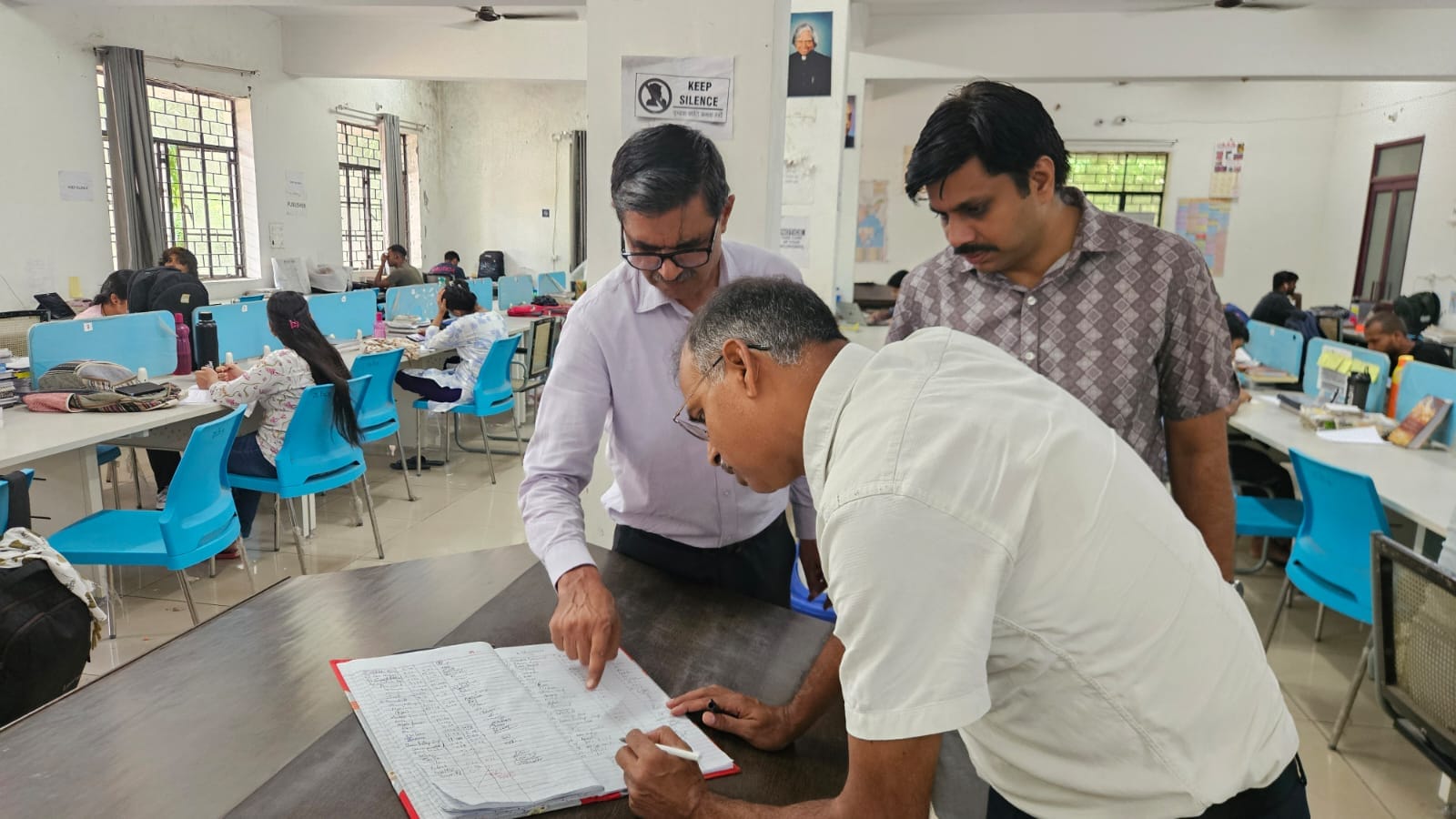 डिस्ट्रिक्ट लाइब्रेरी का जिला विद्यालय निरीक्षक ने किया दौरा। डिस्ट्रिक्ट लाइब्रेरी का जिला विद्यालय निरीक्षक ने किया दौरा।