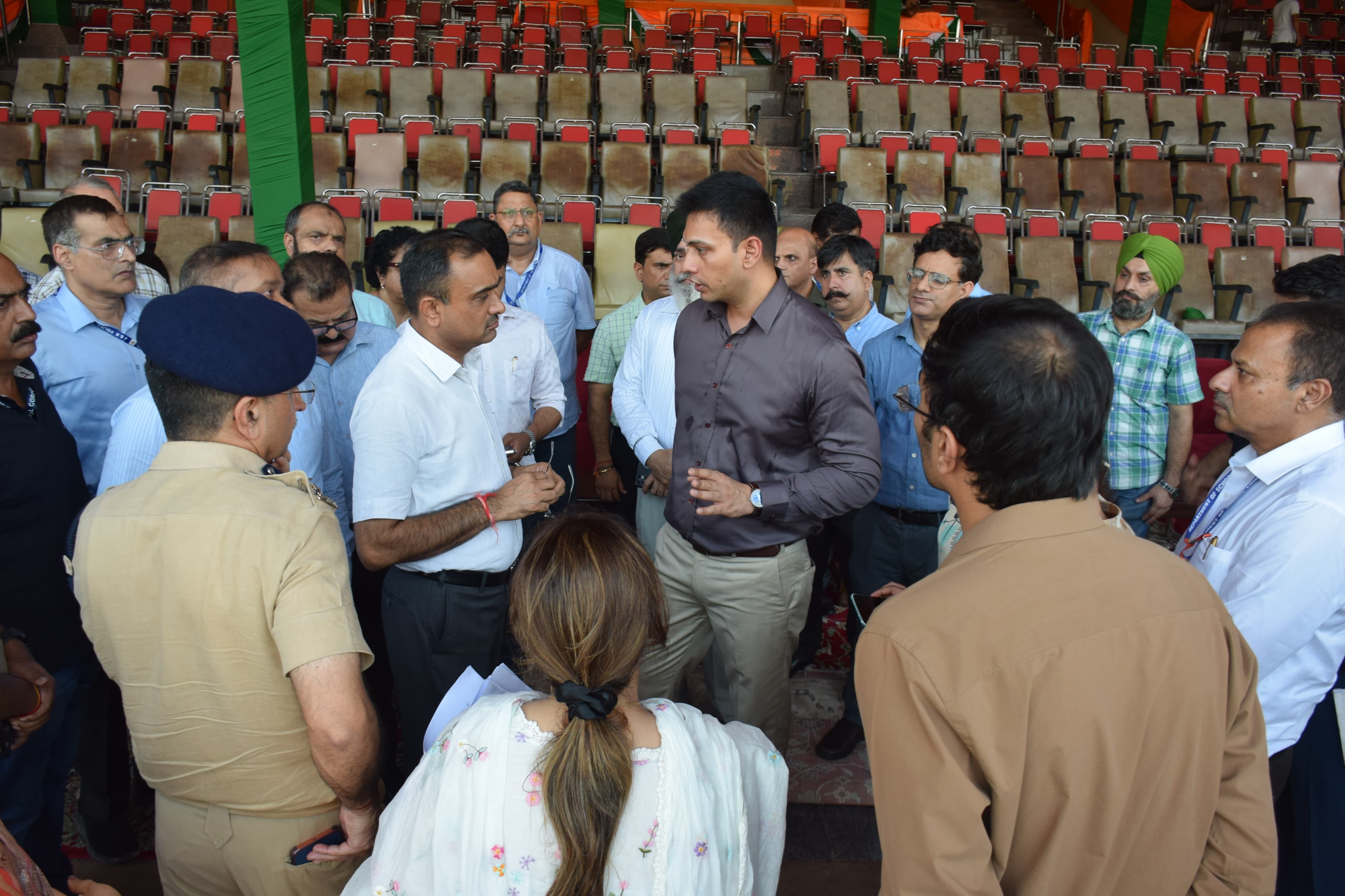 एमए स्टेडियम में अपने दौरे के दौरान अधिकारियों को निर्देश देते संभागीय आयुक्त स्रोत सूचना विभाग एमए स्टेडियम में अपने दौरे के दौरान अधिकारियों को निर्देश देते संभागीय आयुक्त स्रोत सूचना विभाग