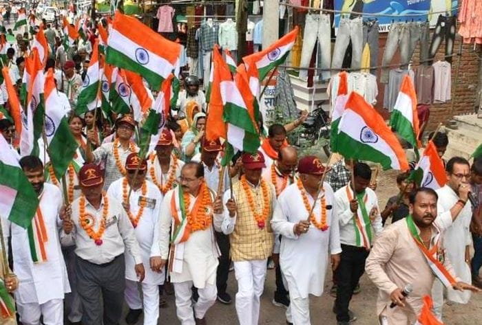 फोटो- 12 एचएएमपी 23- सरस्वती शिशु विद्या मंदिर इंटर कॉलेज के विद्यार्थी तिरंगा यात्रा निकालते ह