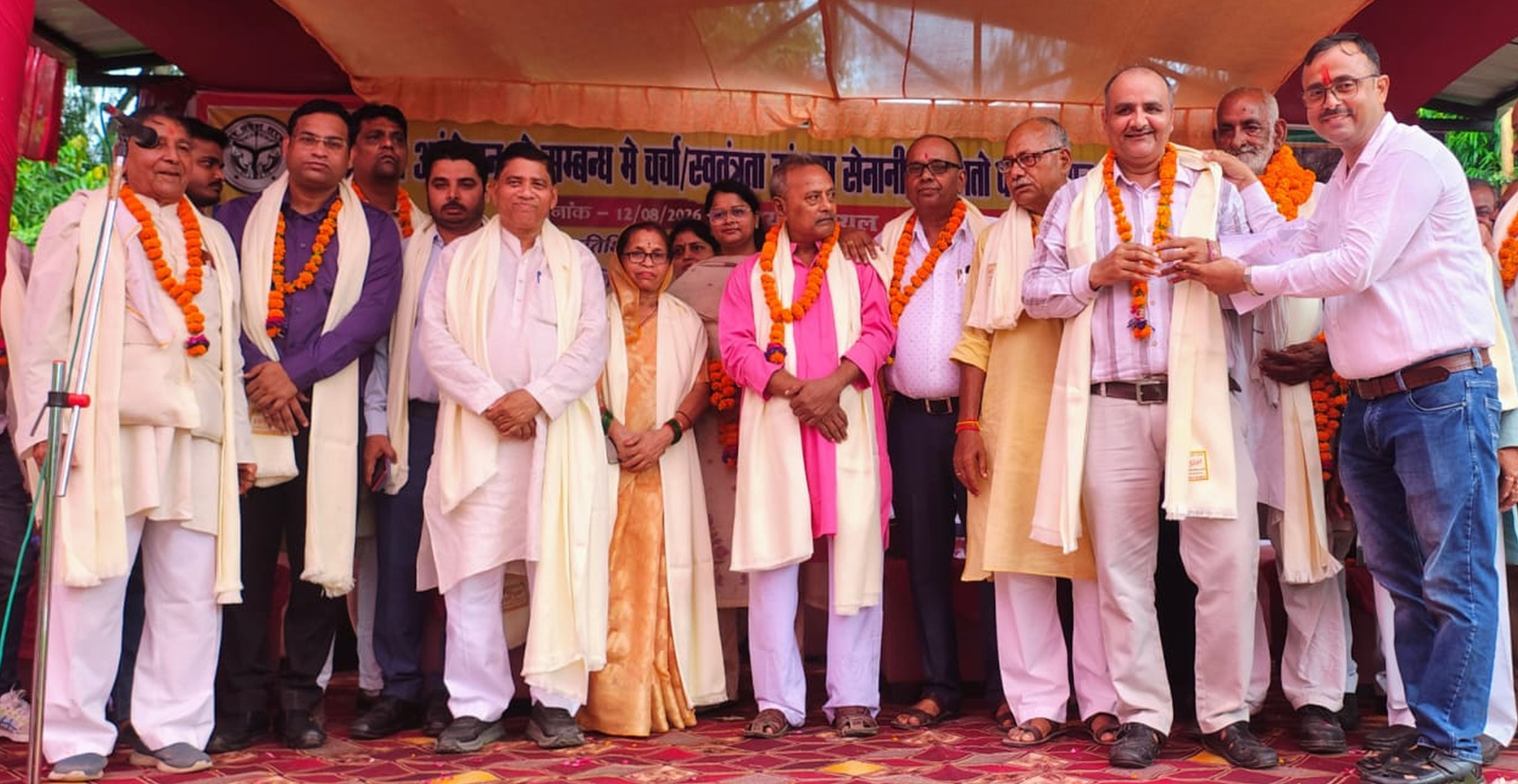फोटो-17-स्वतंत्रता सेनानियों के आश्रितों को सम्मानित करते अधिकारी व जनप्रतिनिधि। संवाद