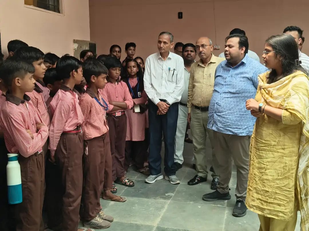 फोटो-30 ट्रैक्टर-ट्रॉली में बैठे जूनियर हाईस्कूल बिरसिंहपुर के बच्चे। स्रोत: जागरूक पाठक