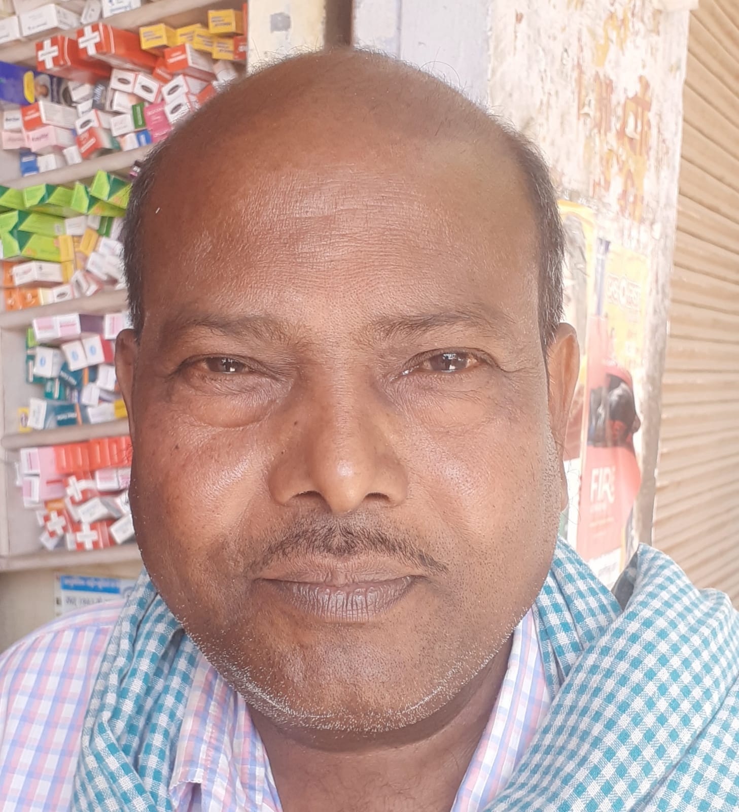 फोटो 33 - कासगंज के रामपुर में जलभराव से होकर निकालती छात्रा। स्रोत : संवाद