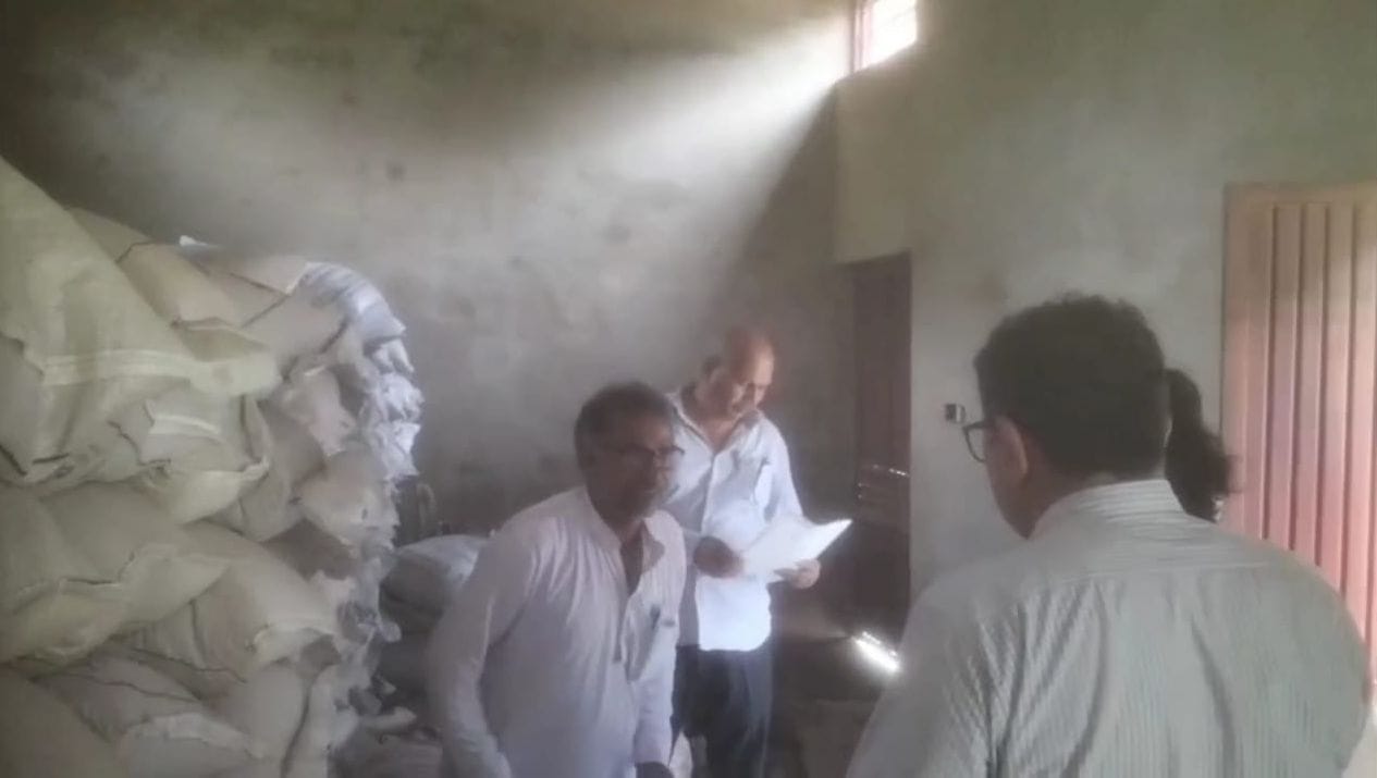 फोटो संख्या:74- गांव जांट के राशन डिपो में रखे गेंहू से भरे बैंग--स्रोत-सुत्र