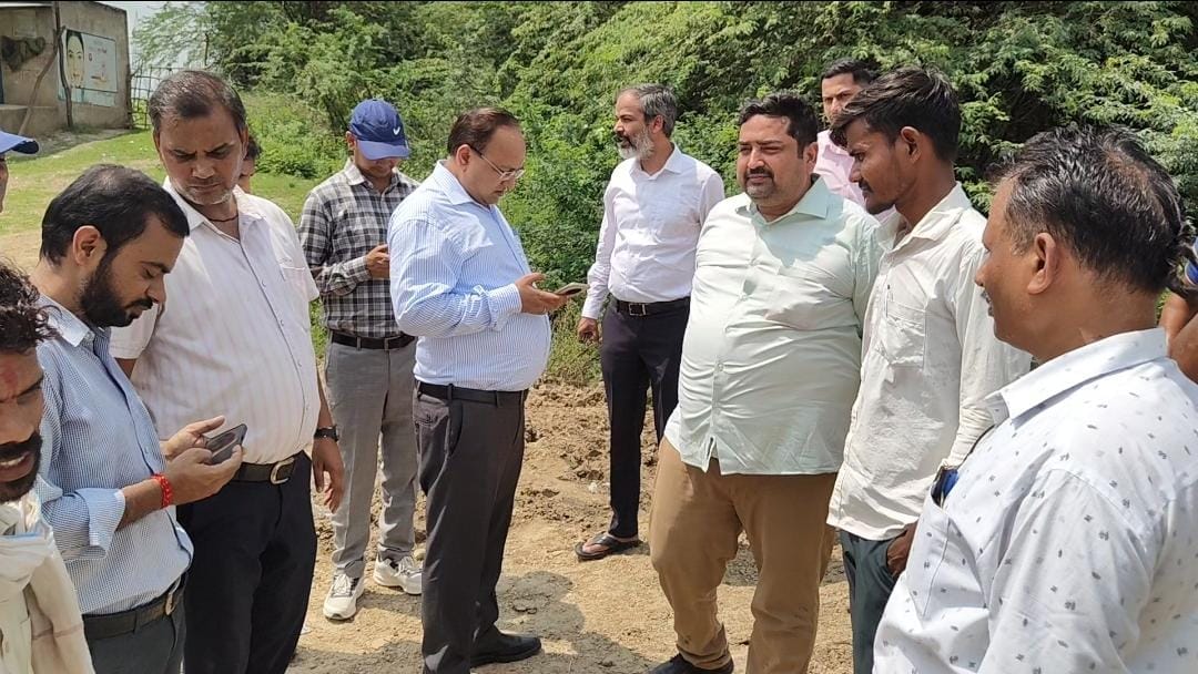 फोटो12एचएएमपी 19- कच्ची सड़क पर बजरा बिछाती जेसीबी मशीन। संवाद