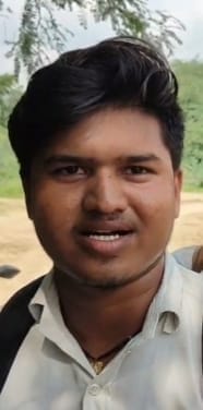 फोटो12एचएएमपी 28- रास्ते में भरा पानी व कीचड़। संवाद