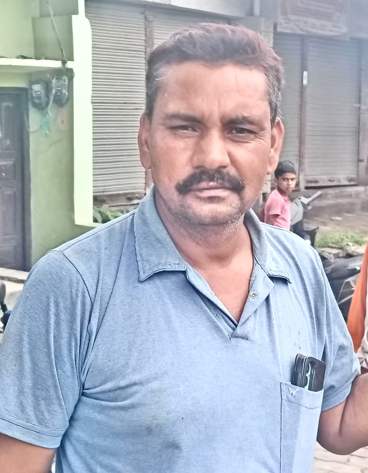 ग्राम रम्पुरा नत्थू में बरखेड़ा पिपरिया मार्ग पर उखड़ा पड़ा पत्थर संवाद
