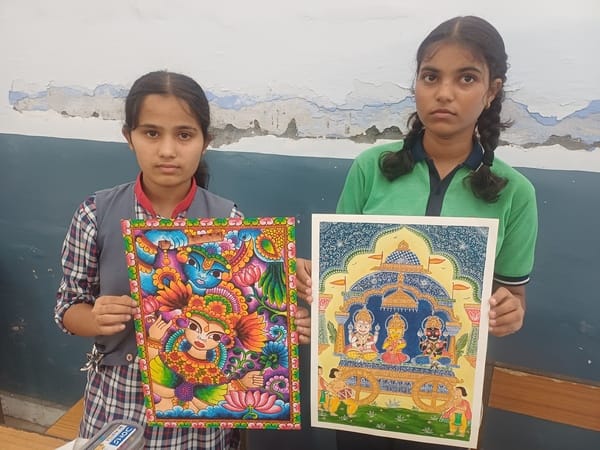 हिमाचल मंडी के छात्र सचिन, संतासिंह, सिधार्थ ढोल, नगाडा ओर नरसिंह वाद्य यंत्र के बारे में जानक
