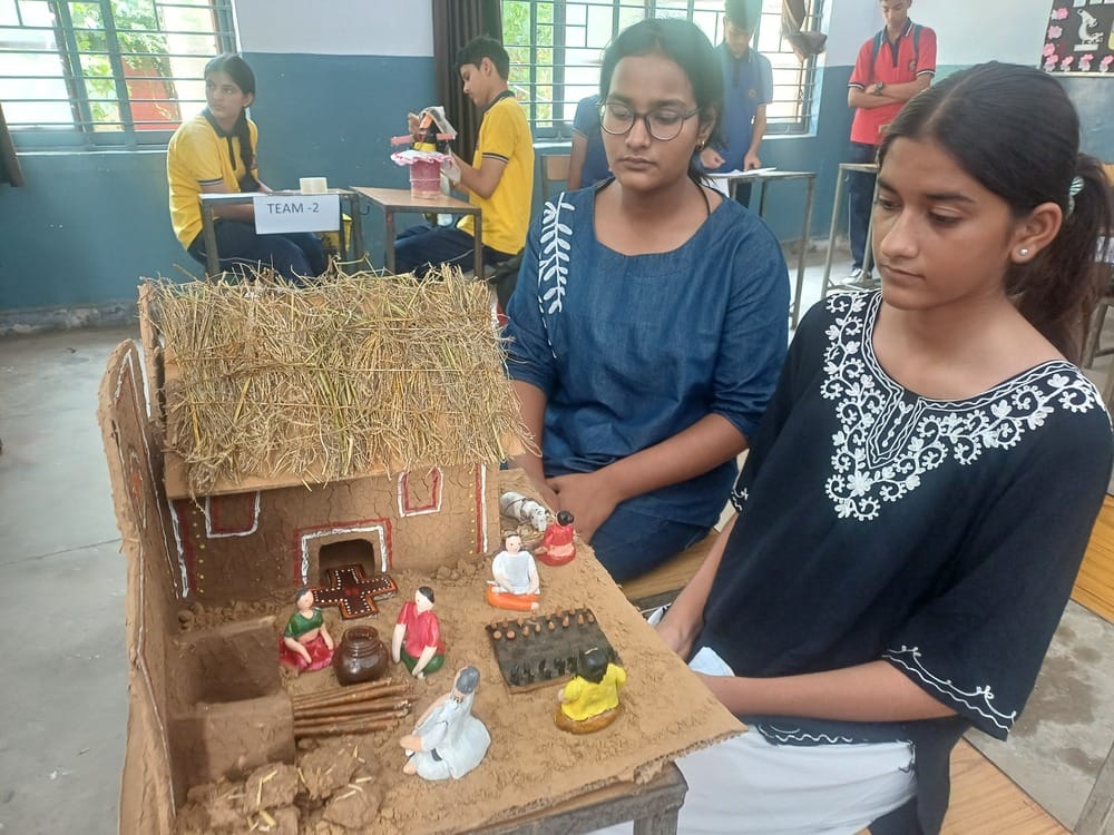 हिमाचल मंडी के छात्र सचिन, संतासिंह, सिधार्थ ढोल, नगाडा ओर नरसिंह वाद्य यंत्र के बारे में जानक