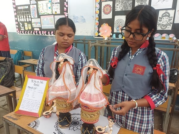 हिमाचल मंडी के छात्र सचिन, संतासिंह, सिधार्थ ढोल, नगाडा ओर नरसिंह वाद्य यंत्र के बारे में जानक