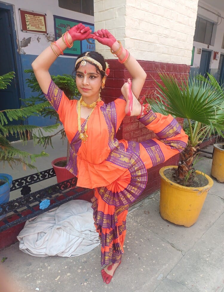 हिमाचल मंडी के छात्र सचिन, संतासिंह, सिधार्थ ढोल, नगाडा ओर नरसिंह वाद्य यंत्र के बारे में जानक
