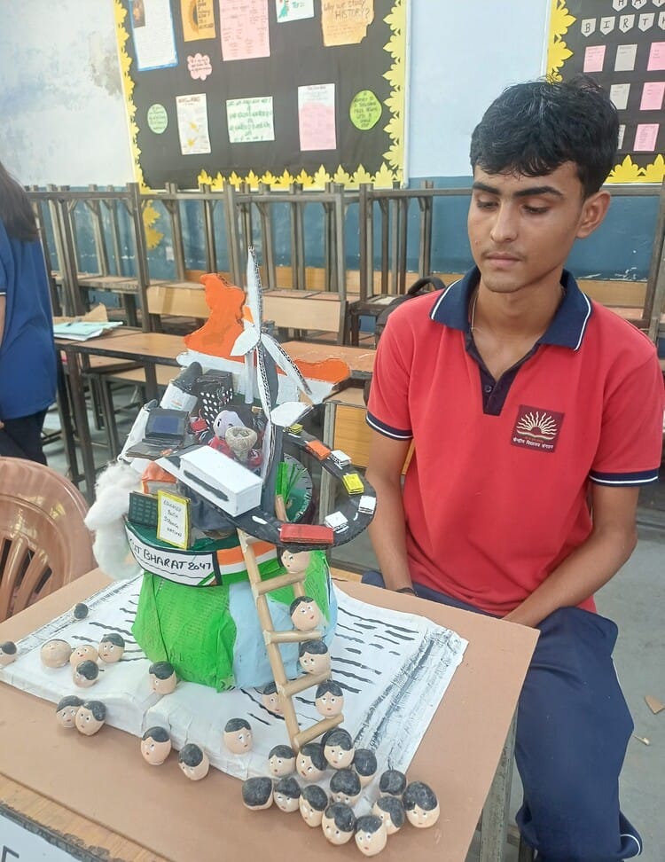 हिमाचल मंडी के छात्र सचिन, संतासिंह, सिधार्थ ढोल, नगाडा ओर नरसिंह वाद्य यंत्र के बारे में जानक