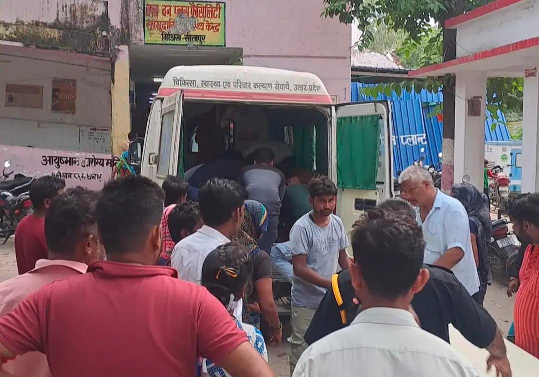 हादसे के बाद घायलों को लेकर पहुंची एंबुलेंस: हादसे के बाद घायलों को लेकर पहुंची एंबुलेंस: