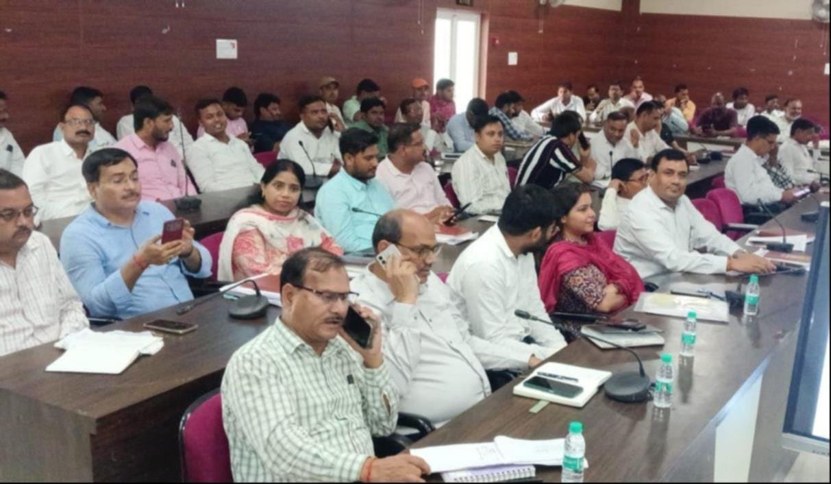 जिला पंचायत सभागार में आयोजित पंच सम्मेलन को संबोधित करतीं डीएम व कार्यक्रम में माैजूद लोग।  स