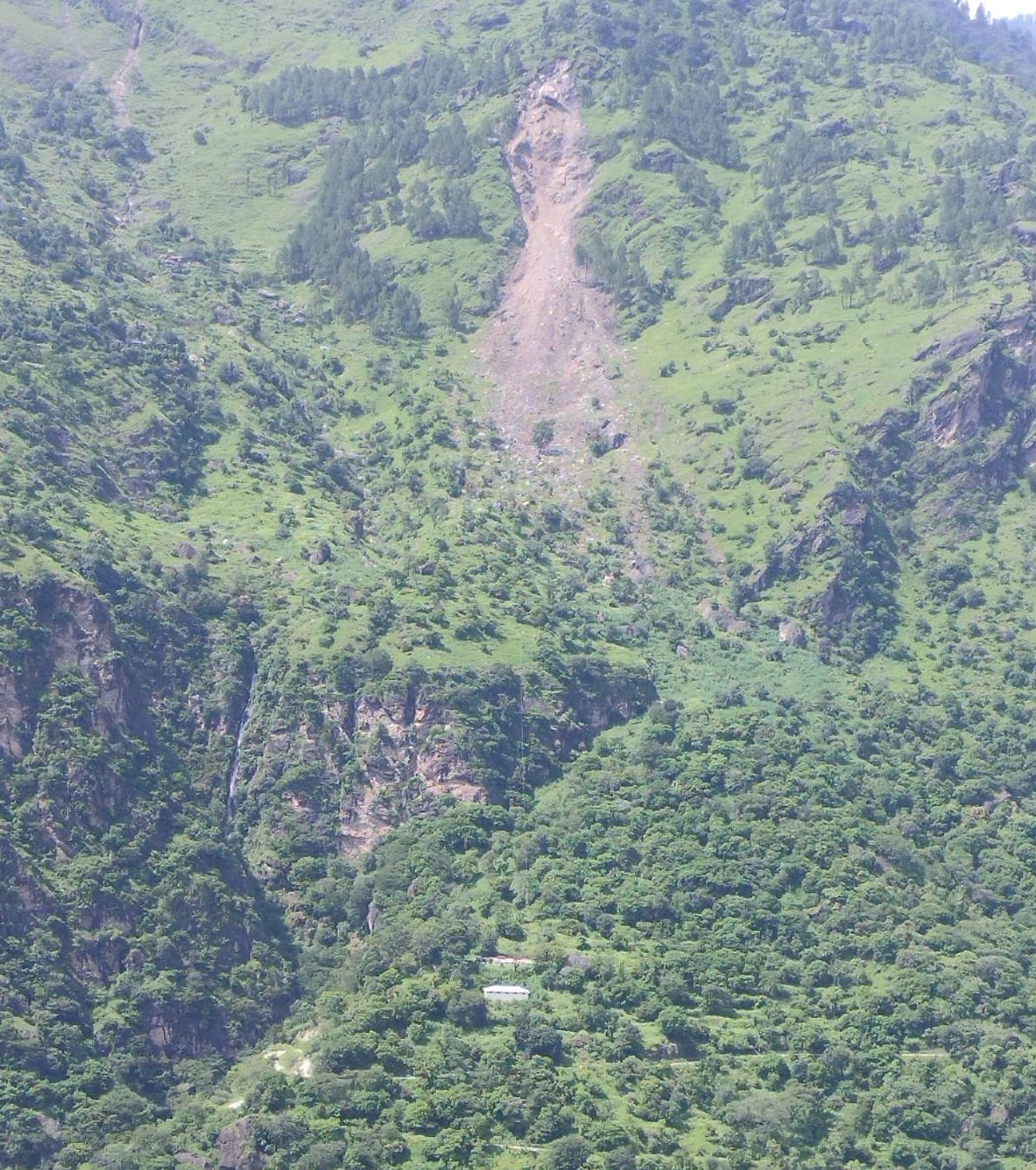 ज्यूरी गानवीं सड़क के ऊपर पहाड़ी में हो रहे भूस्खलन से बढ़ा खतरा। संवाद