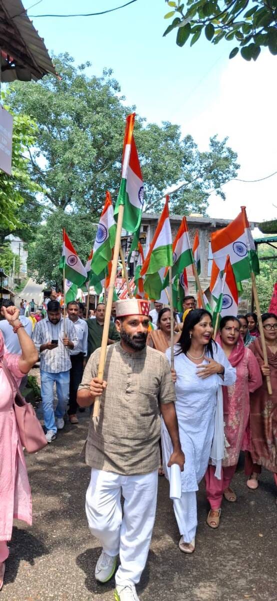जयसिंहपुर के गंदड में तिरंगा यात्रा निकालते हुए भाजपा नेता और कार्यकर्ता। स्रोत: भाजपा जयसिंहपुर के गंदड में तिरंगा यात्रा निकालते हुए भाजपा नेता और कार्यकर्ता। स्रोत: भाजपा