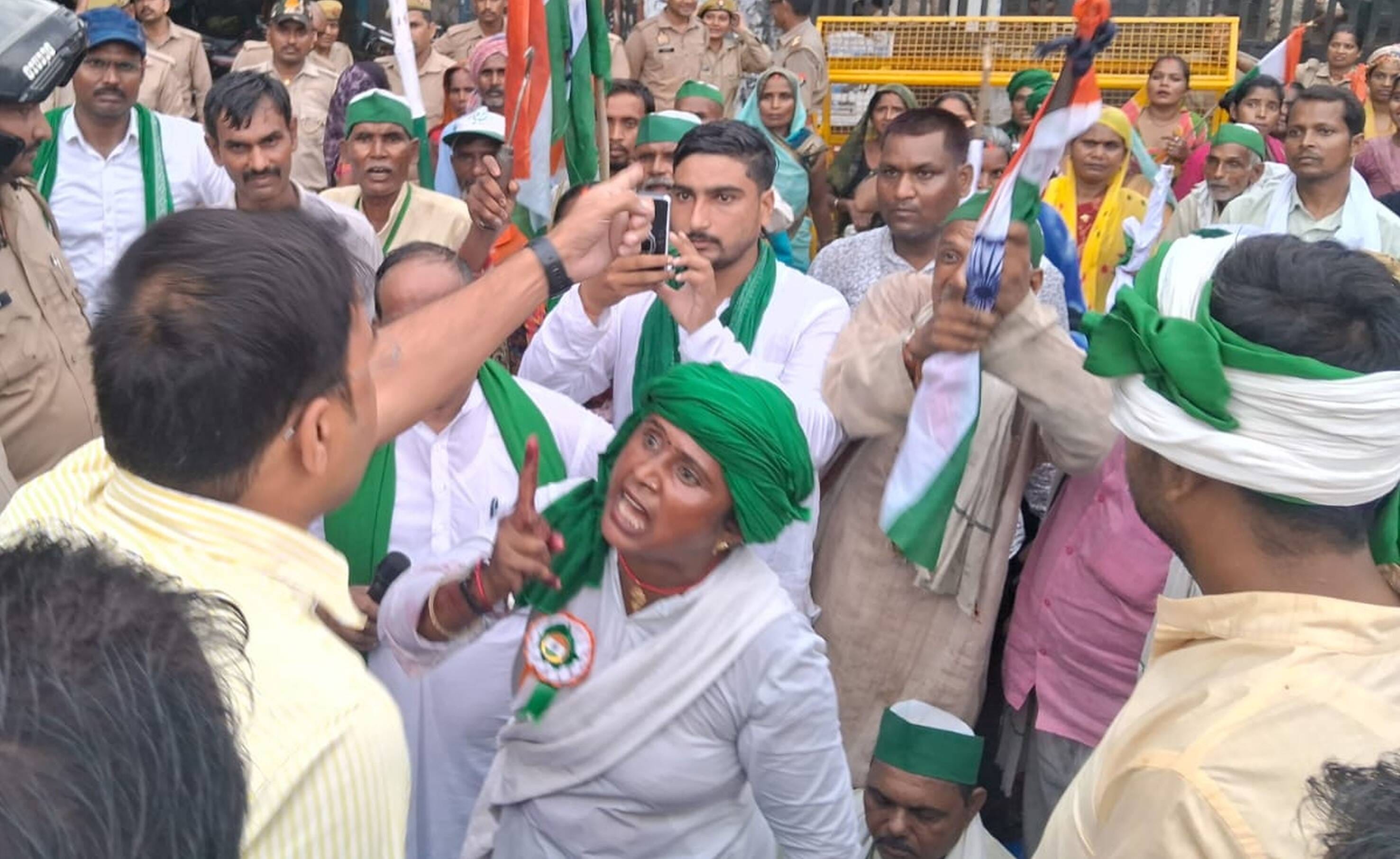 कलेक्ट्रेट के प्रवेश गेट पर किसान यूनियन टिकैत गुट महिला मोर्चा की जिलाध्यक्ष सुमन पांडेय और सि