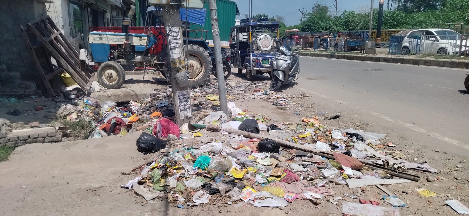 कुरुक्षेत्र। नगर परिषद कार्यालय के बाहर फैले कूड़ के पास से काम के लिए जाती महिलाएं व साथ में ख