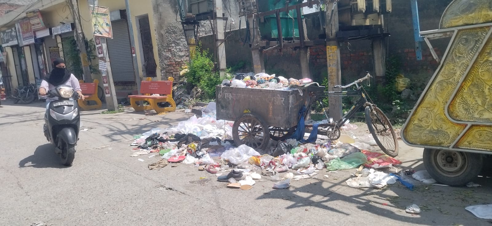 कुरुक्षेत्र। नगर परिषद कार्यालय के बाहर फैले कूड़ के पास से काम के लिए जाती महिलाएं व साथ में ख