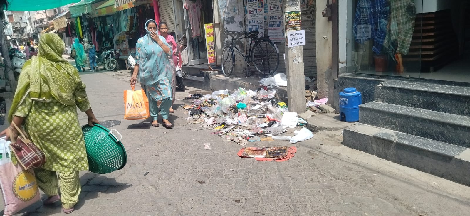 कुरुक्षेत्र। नगर परिषद कार्यालय के बाहर फैले कूड़ के पास से काम के लिए जाती महिलाएं व साथ में ख