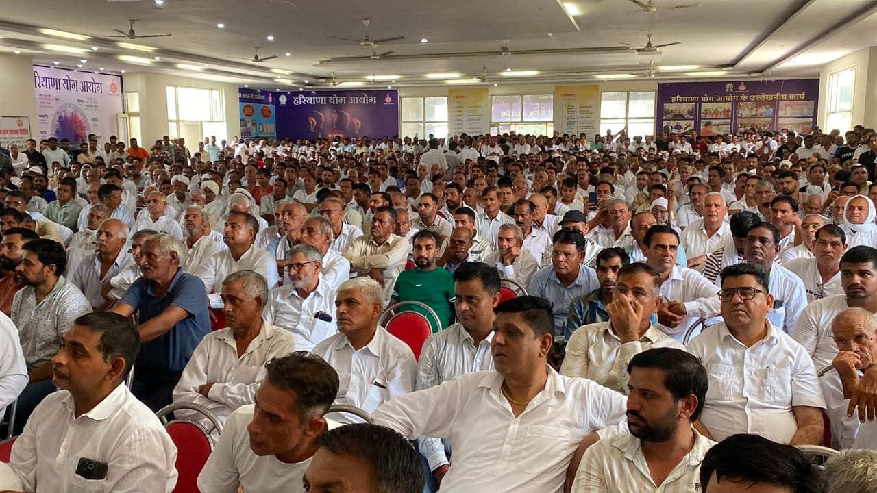कुरुक्षेत्र। रोड़ धर्मशाला के बाहर करनाल विधायक जगमोहन आनंद का पूतला फूंकते समाज के लोग। संवाद