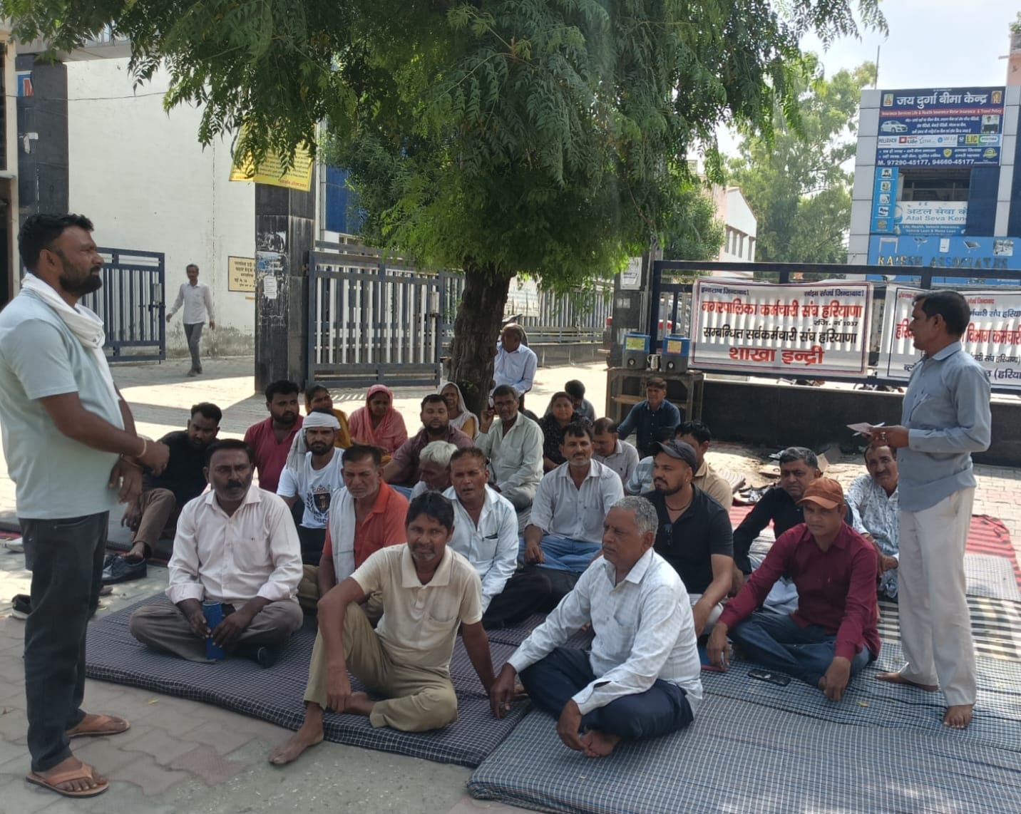 कर्ण ताल के पीछे सड़क पर फैली गंदगी के पास से गुजरता बाइक चालक। संवाद