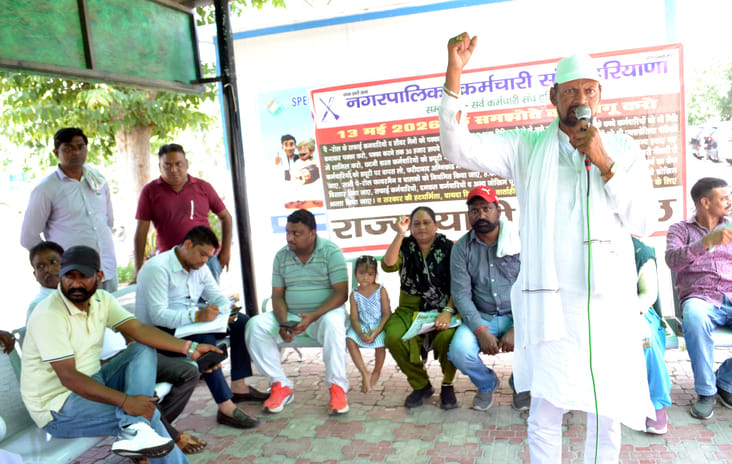 कर्ण ताल के पीछे सड़क पर फैली गंदगी के पास से गुजरता बाइक चालक। संवाद