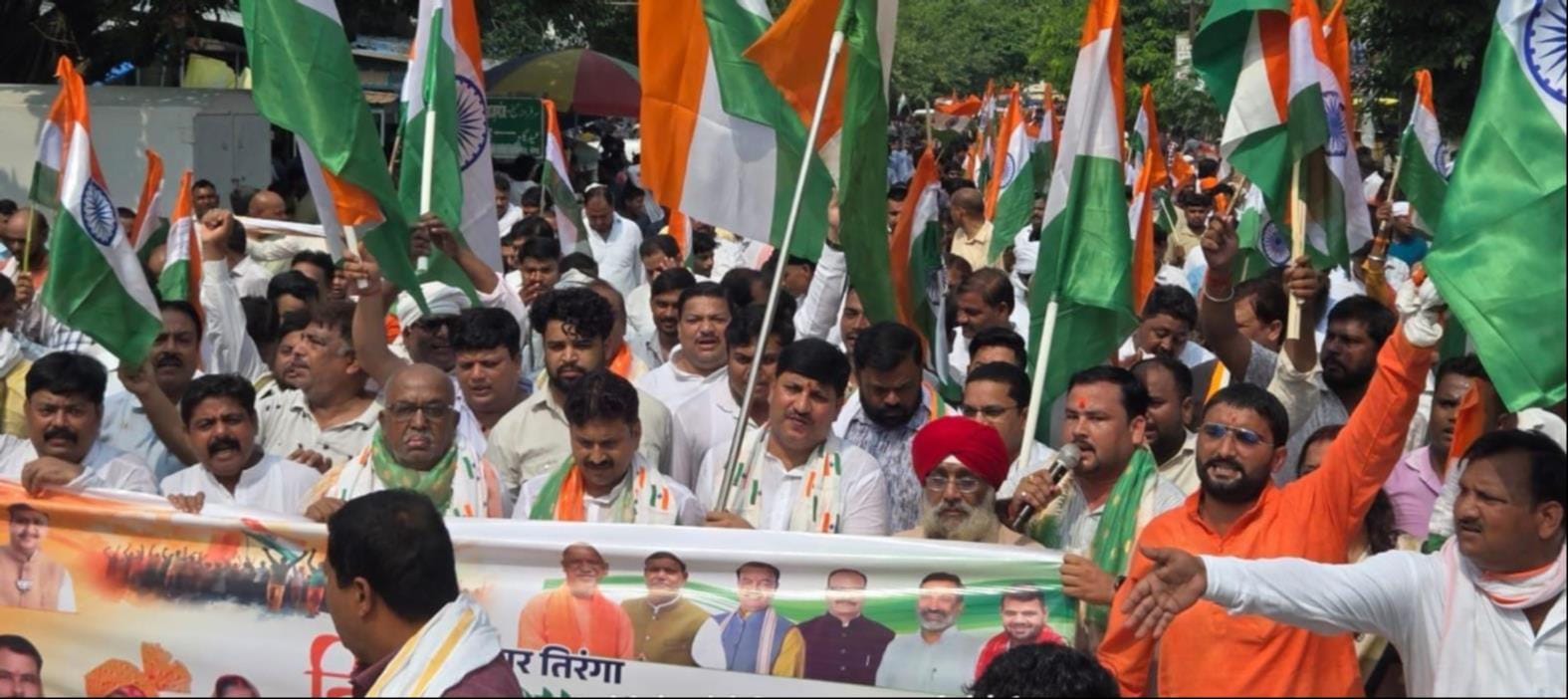 करनैलगंज व धानेपुर में तिरंगा यात्रा निकालते लोग। संंवाद
