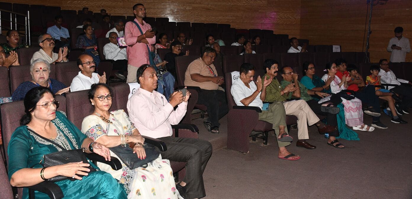कार्यक्रम में गीत पेश करते कलाकार। 
