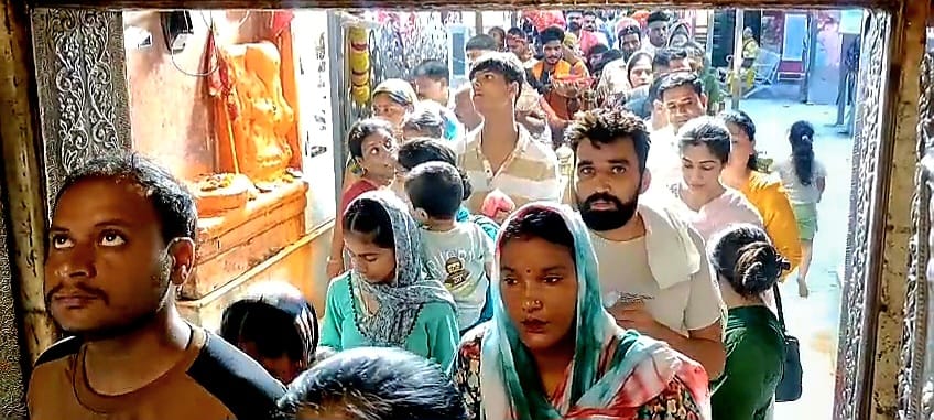 मां चिंतपूर्णी दरबार में दर्शन के लिए लाइनों में खड़े श्रद्धालु। संवाद