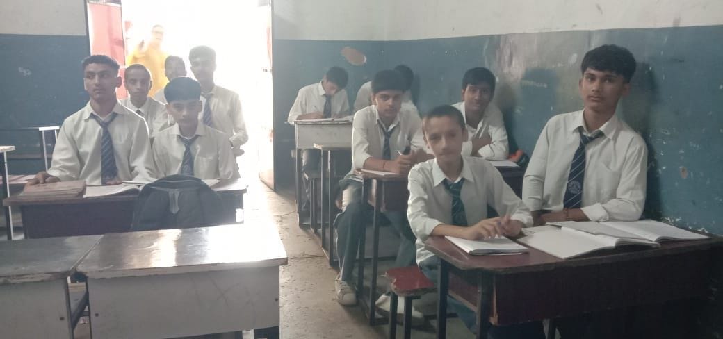 मॉडल स्कूल नाहन में घास की कटाई करता एक व्यक्ति। संवाद