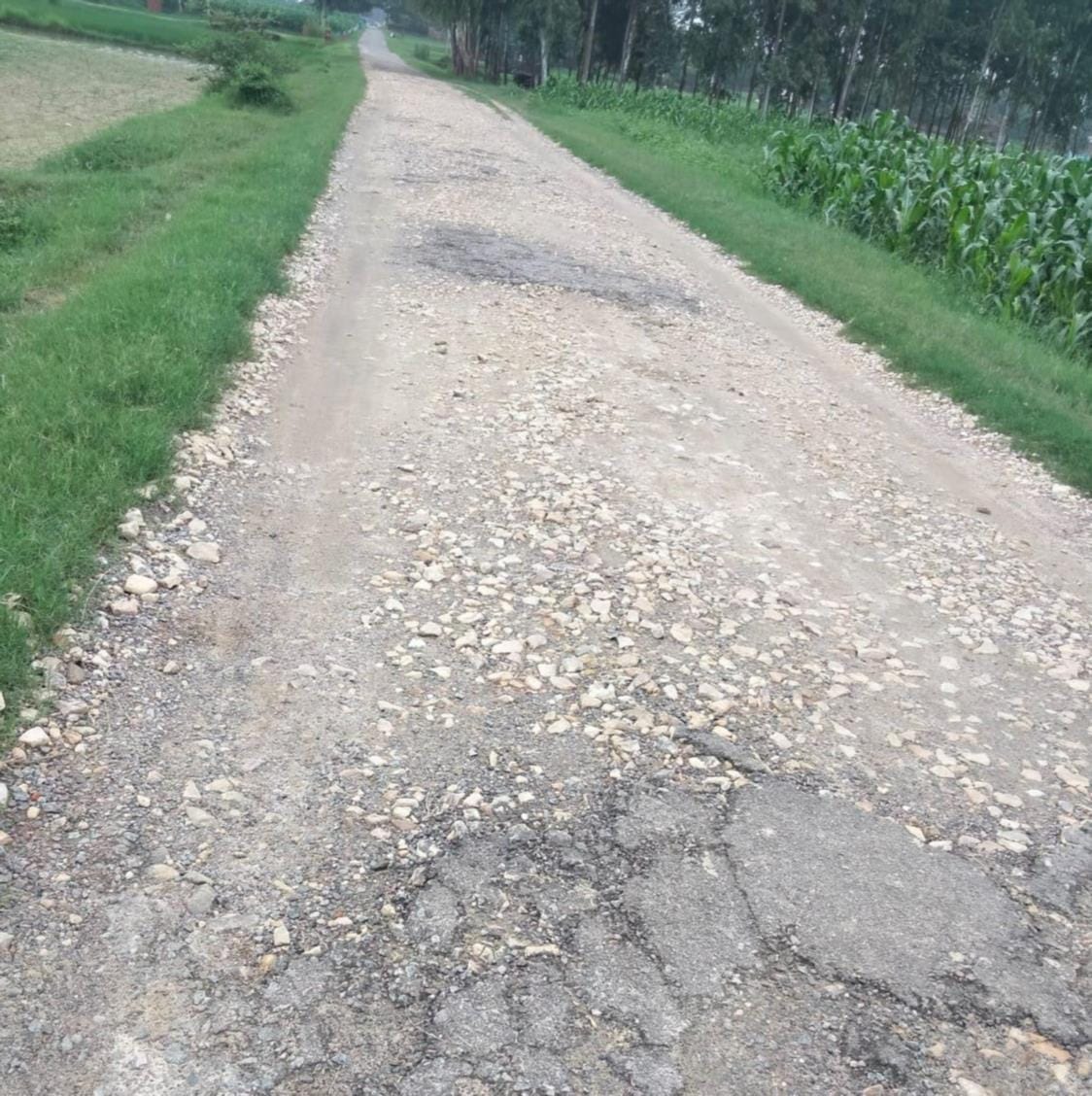 मार्ग की उजड़ी गिट्टियां मार्ग की उजड़ी गिट्टियां