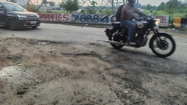 नोएडा। सेक्टर 75 में सड़क की जर्जर हालत। संवाद नोएडा। सेक्टर 75 में सड़क की जर्जर हालत। संवाद
