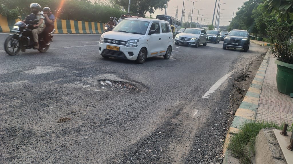 नोएडा। सेक्टर 75 में सड़क की जर्जर हालत। संवाद नोएडा। सेक्टर 75 में सड़क की जर्जर हालत। संवाद
