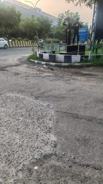 नोएडा। सेक्टर 75 में सड़क की जर्जर हालत। संवाद नोएडा। सेक्टर 75 में सड़क की जर्जर हालत। संवाद