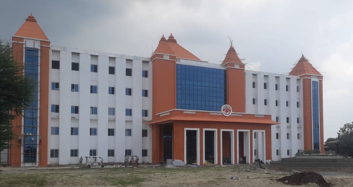 नगर निगम नए कार्यालय में फर्नीचर रखे कमरे के दरवाजें का शीशा टूटा हुआ। संवाद