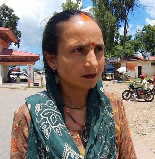 नेपाल सरकार की पहल पर प्रतिक्रिया व्यक्त करते लोग।