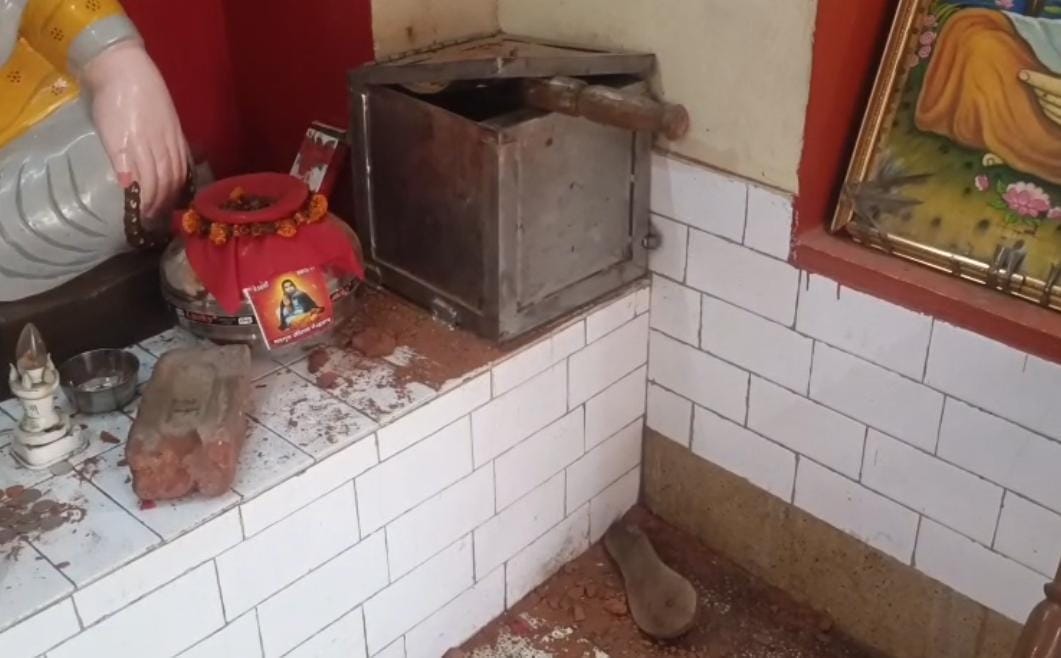 ओम इलेक्ट्रिोनिक्स की दुकान की तोड़ी गई खिड़की। ओम इलेक्ट्रिोनिक्स की दुकान की तोड़ी गई खिड़की।