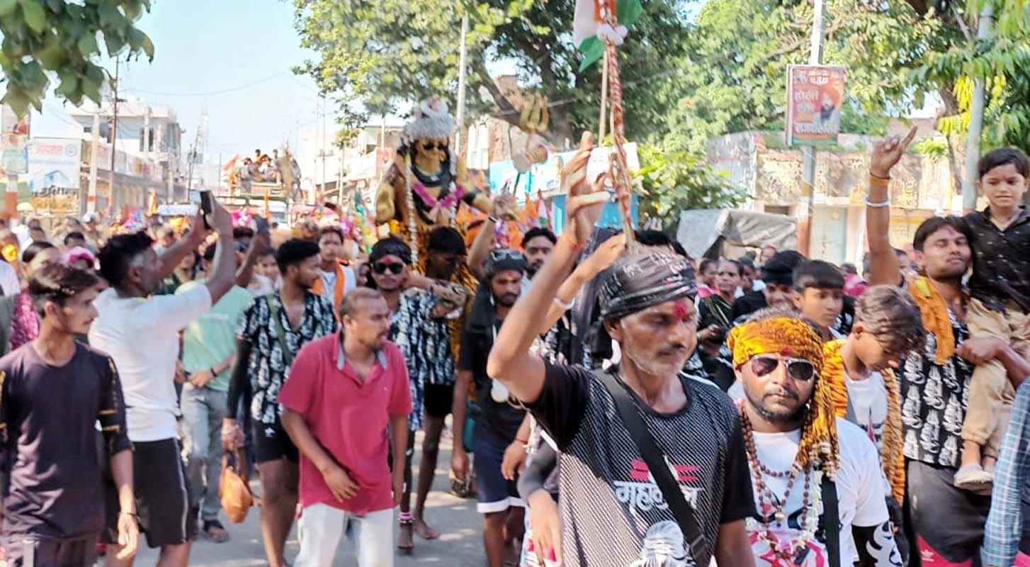 पांचाल घाट से मरेना गांव के शिव मंदिर पर कावड़ यात्रा के लिए तैयार पल्हौरा गांव के युवा। संवाद पांचाल घाट से मरेना गांव के शिव मंदिर पर कावड़ यात्रा के लिए तैयार पल्हौरा गांव के युवा। संवाद