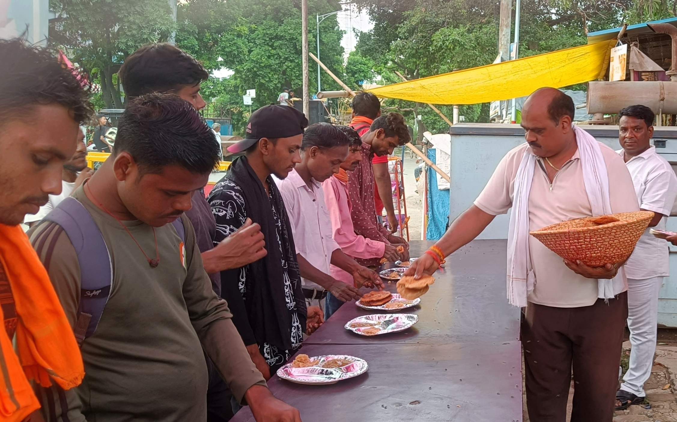 पांचाल घाट से मरेना गांव के शिव मंदिर पर कावड़ यात्रा के लिए तैयार पल्हौरा गांव के युवा। संवाद पांचाल घाट से मरेना गांव के शिव मंदिर पर कावड़ यात्रा के लिए तैयार पल्हौरा गांव के युवा। संवाद