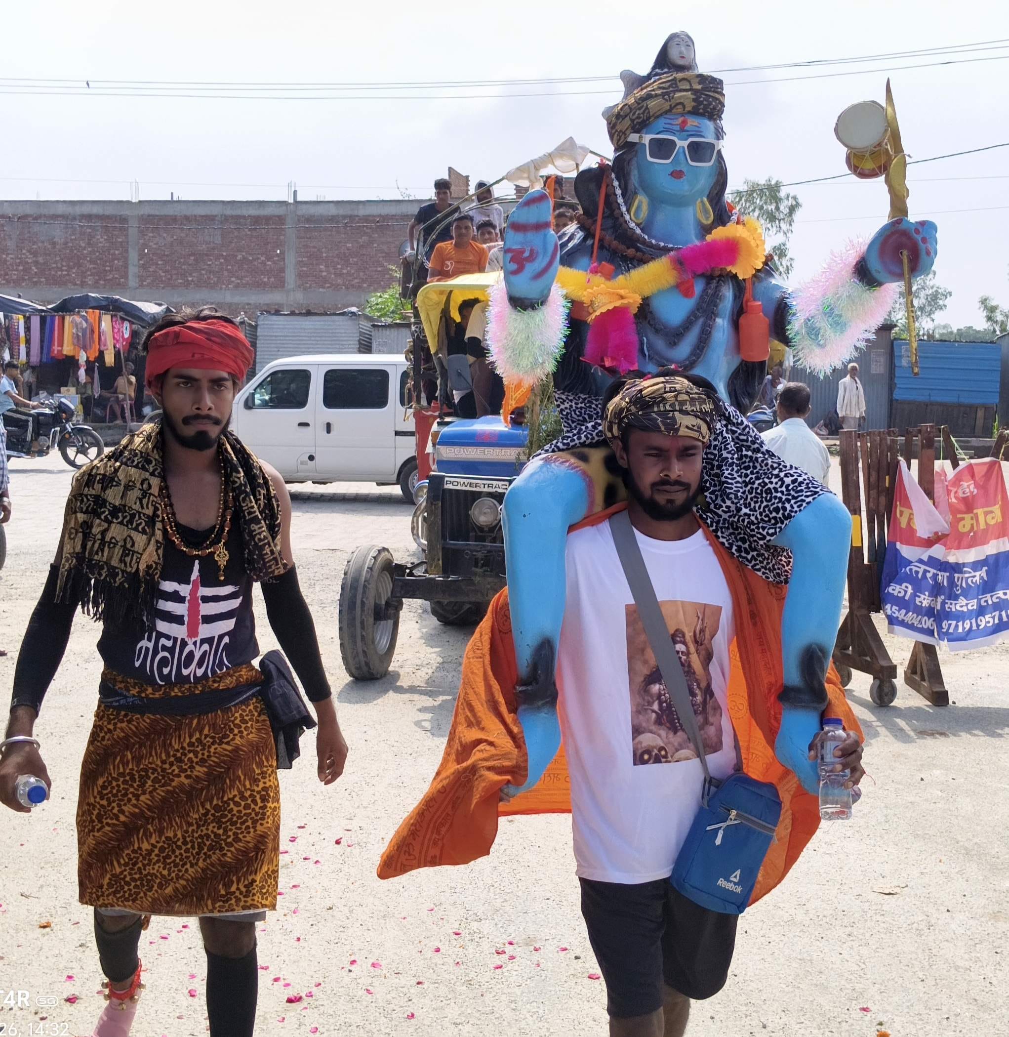 पांचाल घाट से मरेना गांव के शिव मंदिर पर कावड़ यात्रा के लिए तैयार पल्हौरा गांव के युवा। संवाद पांचाल घाट से मरेना गांव के शिव मंदिर पर कावड़ यात्रा के लिए तैयार पल्हौरा गांव के युवा। संवाद