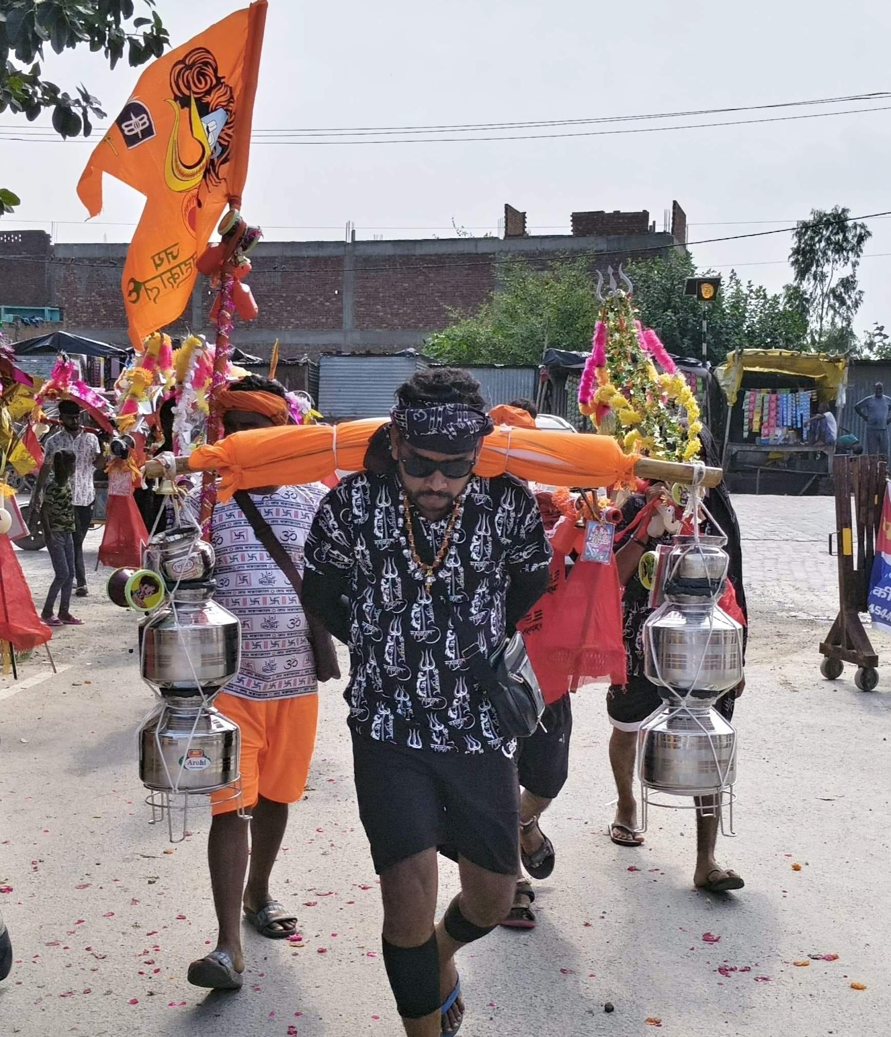 पांचाल घाट से मरेना गांव के शिव मंदिर पर कावड़ यात्रा के लिए तैयार पल्हौरा गांव के युवा। संवाद पांचाल घाट से मरेना गांव के शिव मंदिर पर कावड़ यात्रा के लिए तैयार पल्हौरा गांव के युवा। संवाद