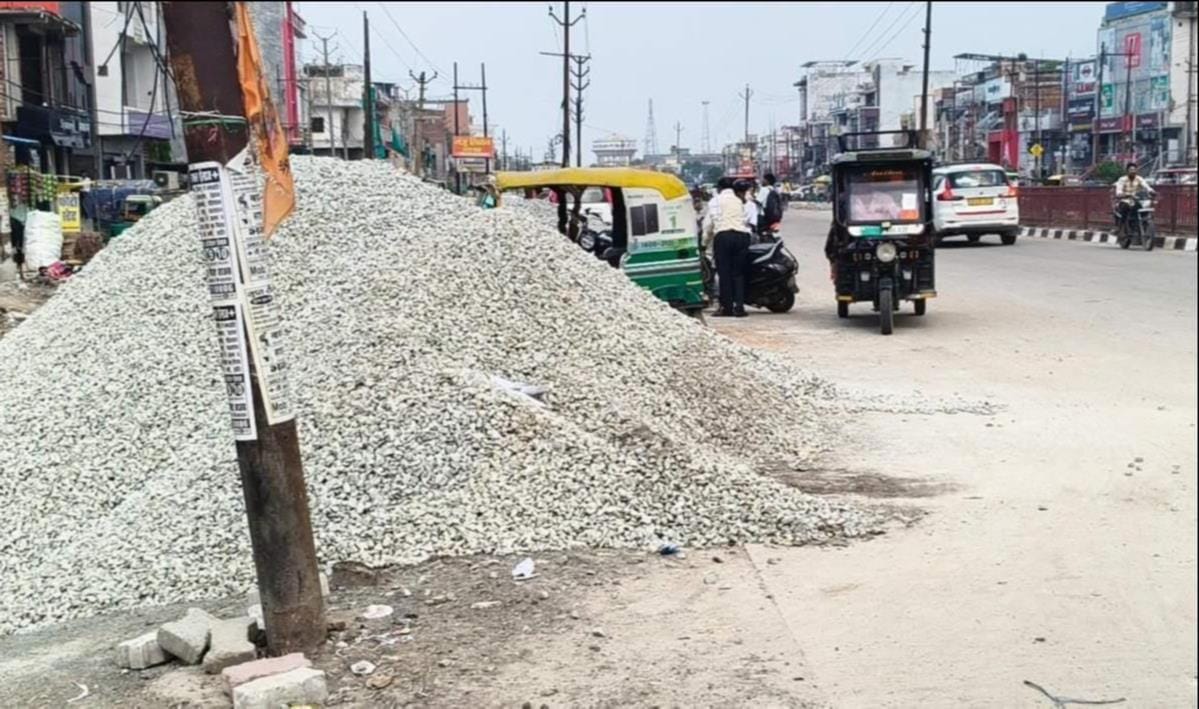 पीडीडीयू नगर के महमूदपुर मोड़ के पास सड़क पर गिराया गया गिट्टी। संवाद पीडीडीयू नगर के महमूदपुर मोड़ के पास सड़क पर गिराया गया गिट्टी। संवाद