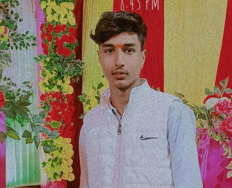 प्रिंस शर्मा की फाइल फोटो, बिलखते परिजन व मौके पर लगी भीड़। संवाद