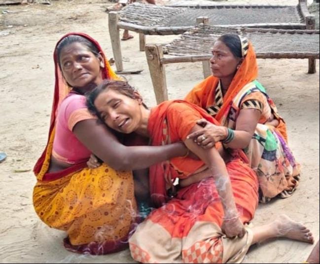 प्रिंस शर्मा की फाइल फोटो, बिलखते परिजन व मौके पर लगी भीड़। संवाद