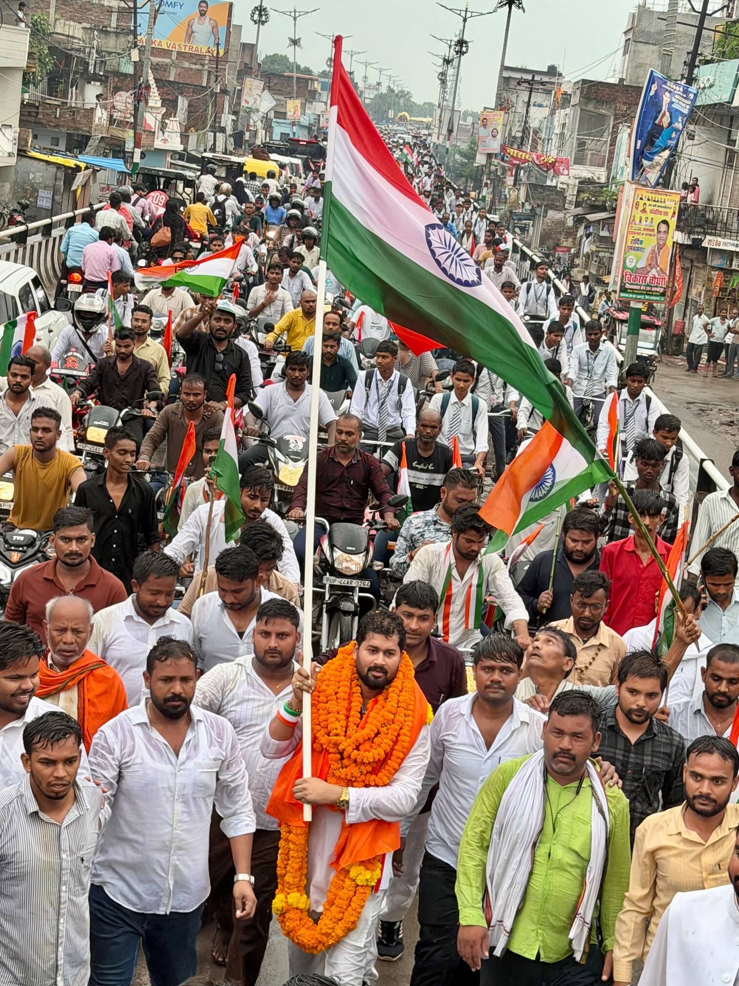 राजकीय हवाई पट्टी अकबरपुर से तिरंगा यात्रा निकालते बच्चे व अन्य। स्रोत सूचना विभाग